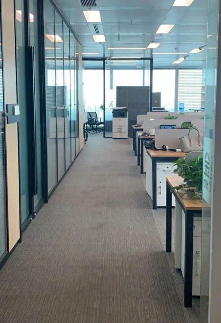 Professionell gereinigtes Büro