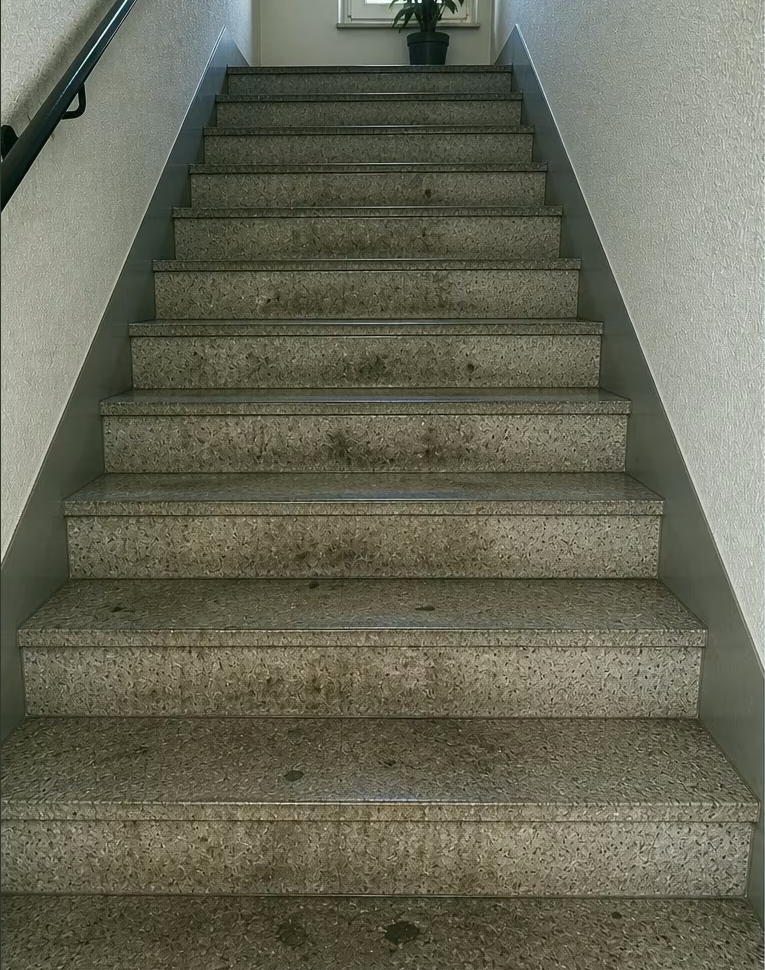 Vor der Treppenhausreinigung
