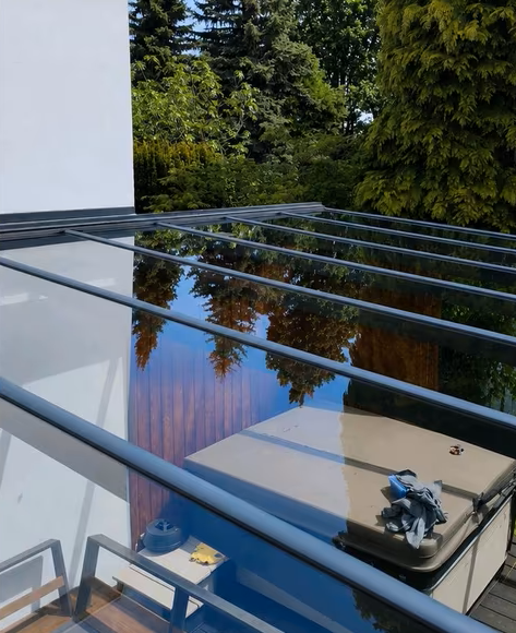Sauberes Terrassendach nach der Reinigung